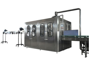 Lo SpA controlla la linea di riempimento dell'acqua in bottiglia con il sistema di sollevamento del cappuccio automatico